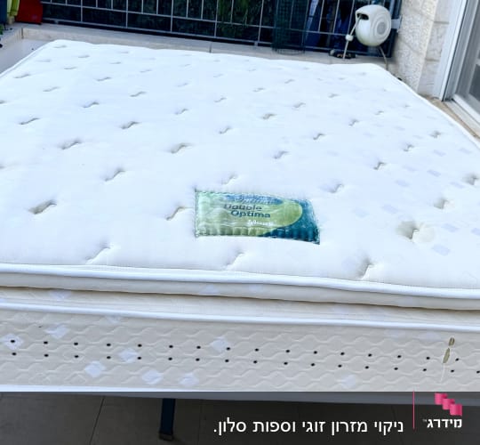 מזרן על שולחן בחוץ, ללא אנשים או טקסט.